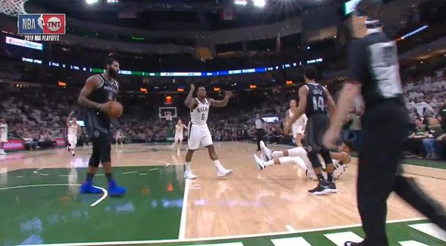  恩比德肘击对手遭联盟调查，76人内线或陷危机  